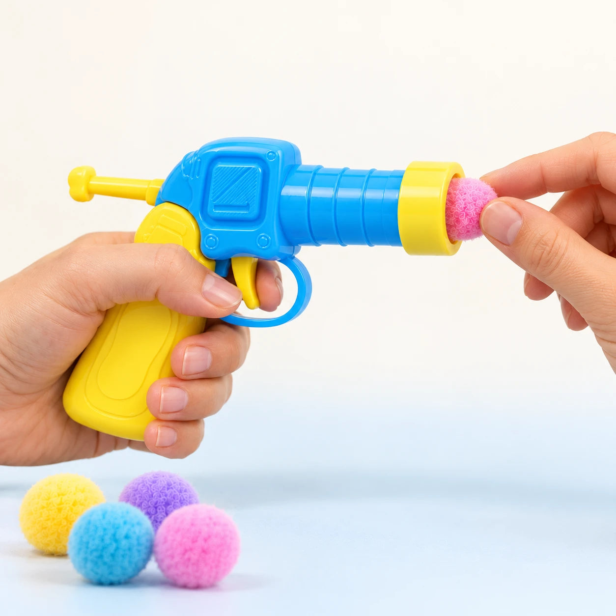 Tabancanın namlusuna tek peluş top yerleştiriliyor