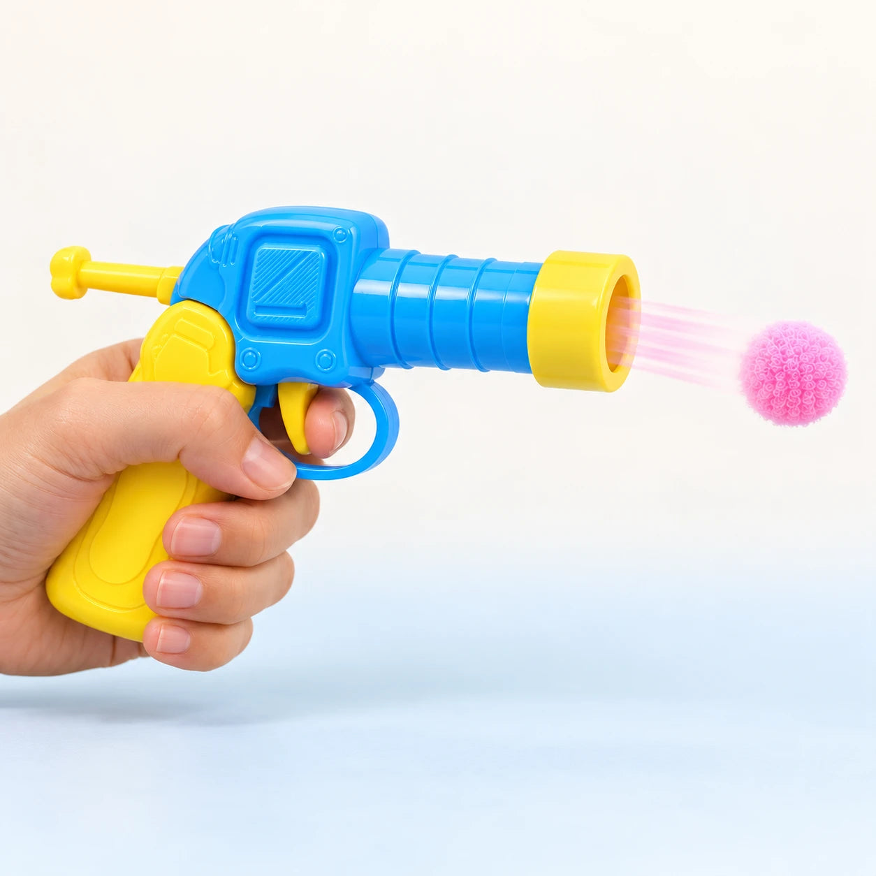 Tetik çekilince peluş top namludan çıkıyor
